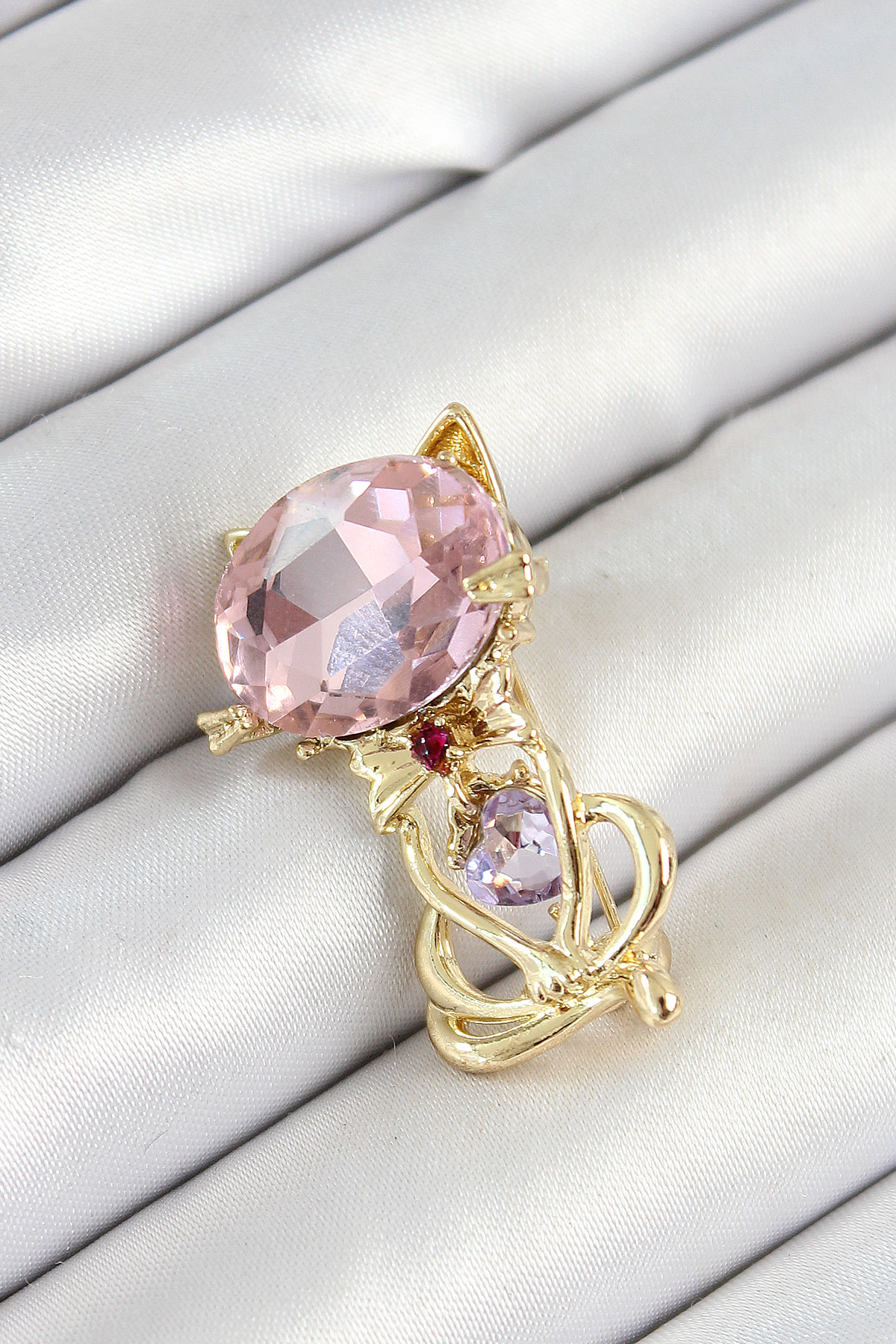 Tegan Pembe Zirkon Taşlı Kap Detaylı Kedi Figürlü Gold Renk Kadın Broş TG27BR447